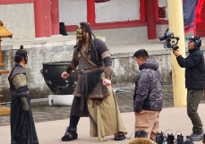 《横店影视群演》如何才能成为临时演员（附视频）