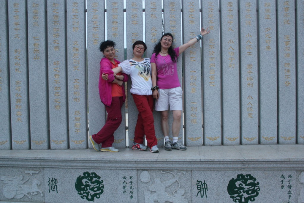 三位美女在浪歪