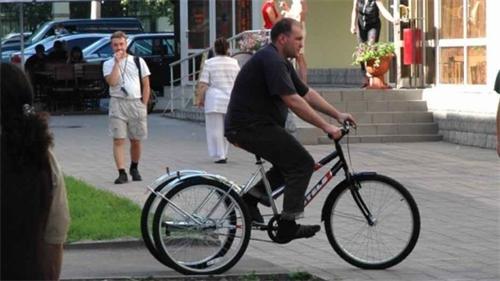 00.莫斯科为退休老年人设计的双后轮自行车.jpg