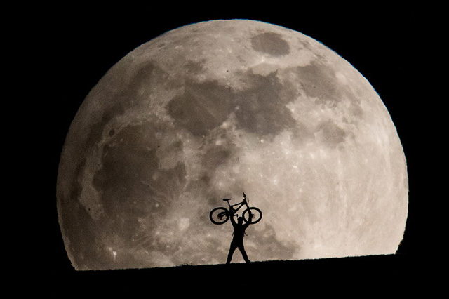 骑行与月亮.jpg