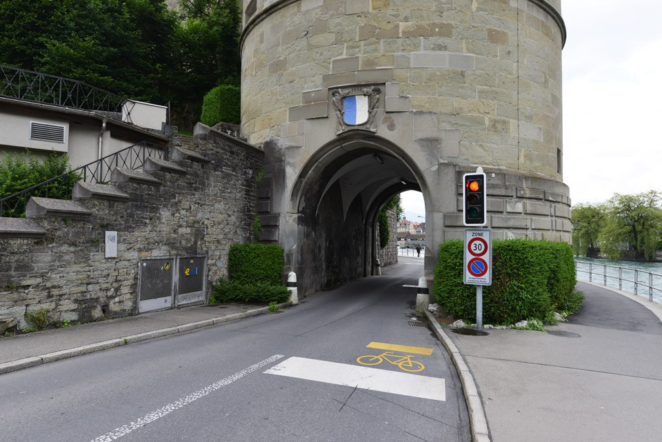 这是在Luzern的一个古堡下面的一条只能通过一辆车的道路，完全看不到对面的交通情况。.jpg