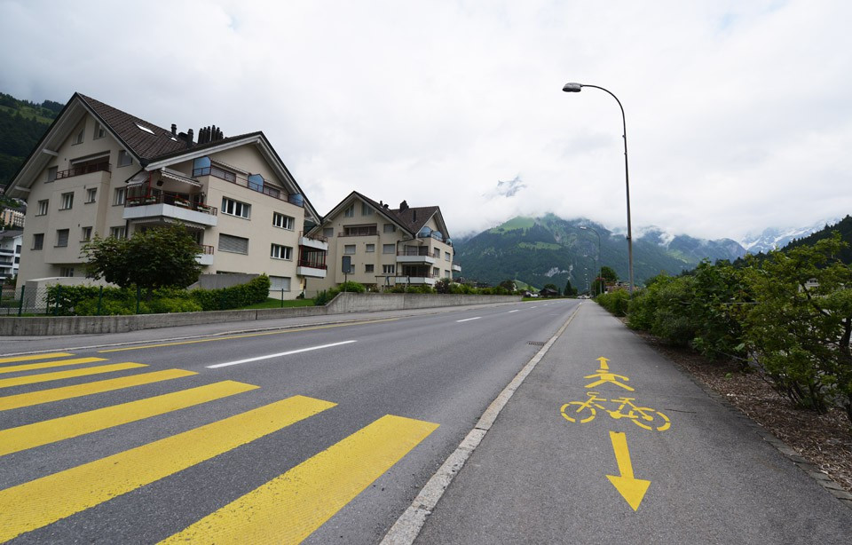 在人少车少的阿尔卑斯山Engelberg小镇上，自行车道设置路边。_副本.jpg