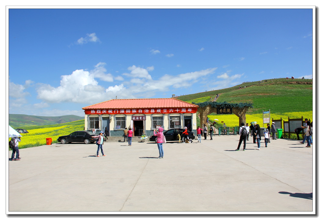 这里就是景区大门，门票30元，骑士上去拍了油菜花花海