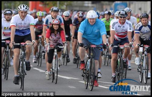 00.当地时间2013年8月4日，英国伦敦市长鲍里斯（右三）带着妻子玛丽娜（右四）参加100.jpg