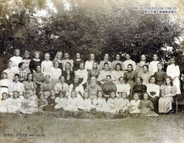 1893年　C.I.M.　女子学校教职员和学生