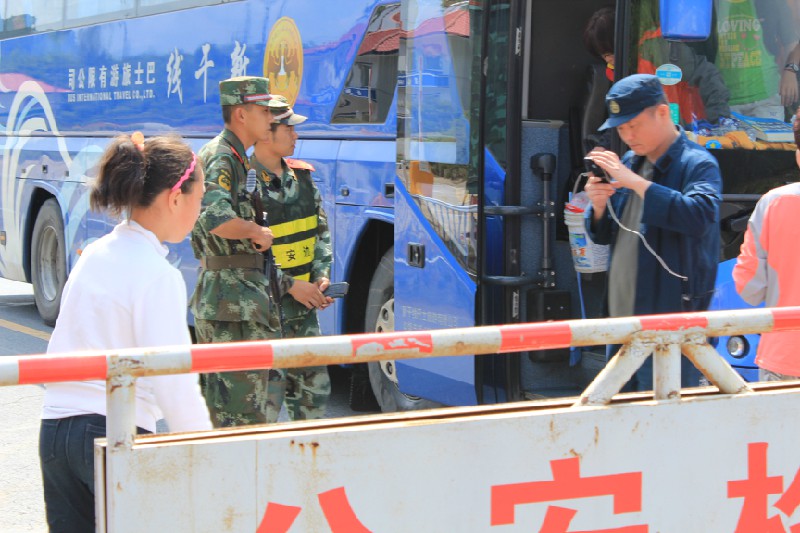 有序拿着啥秘密武器一人敢挑衅荷枪实弹的边防军