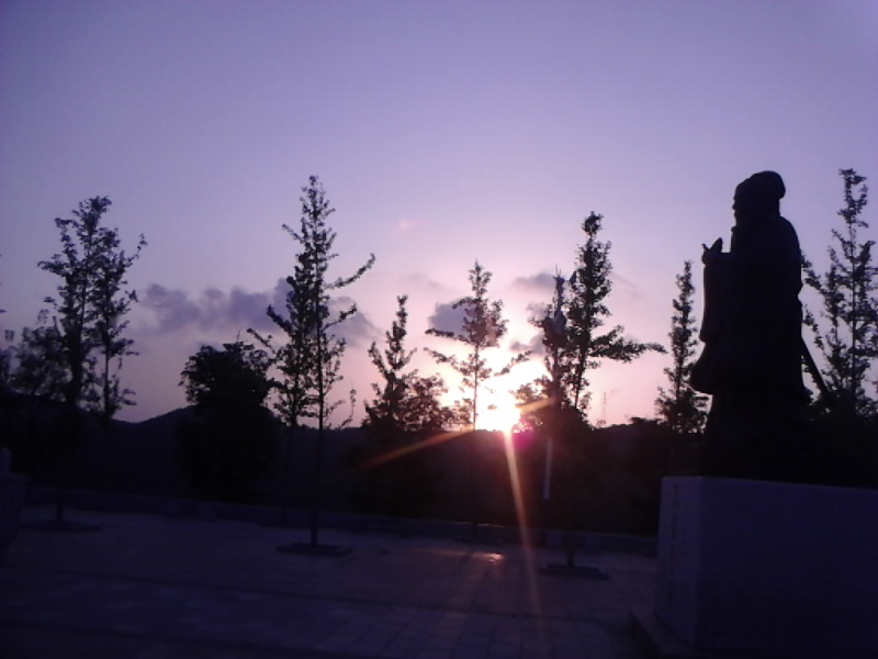 夕阳下的孔老夫子