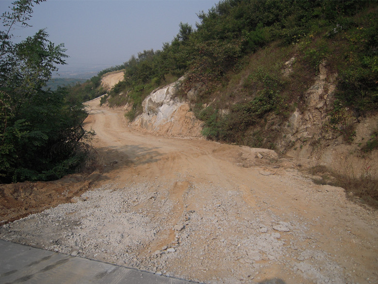 45.终于到了水泥路.jpg