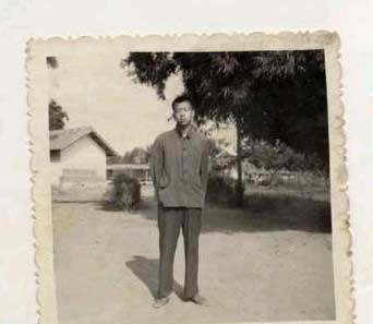 王小波，1971年在母亲老家山东省牟平县青虎山插队，后做民办教师。一些早期作品如《战.jpg