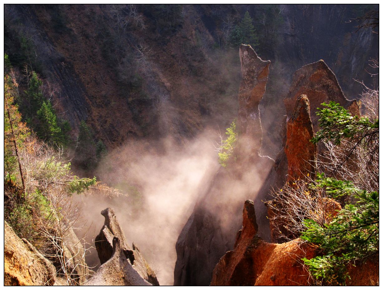 大风吹起火山灰