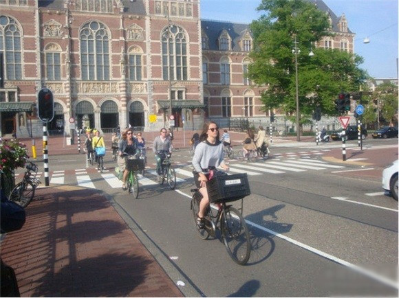 荷兰人骑车速度很快。年轻女子们身材修长，秀发飘飘，透着十足的潇洒和矫健。她们的车.jpg