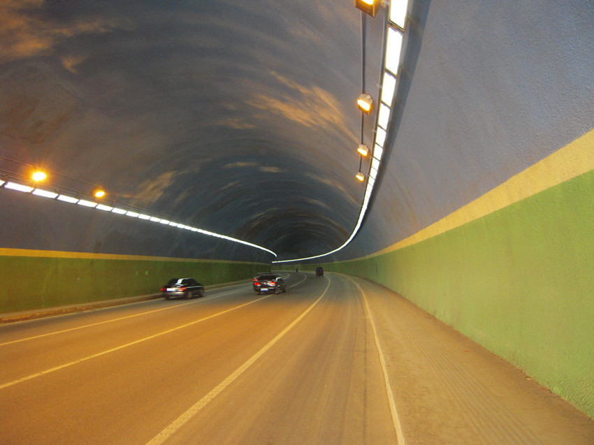 通过隧道.jpg