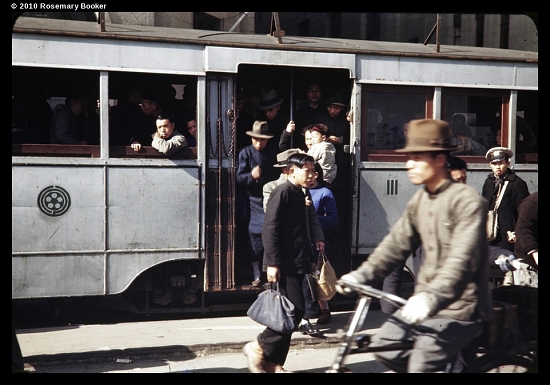 5.1945年的上海电车和自行车。.jpg