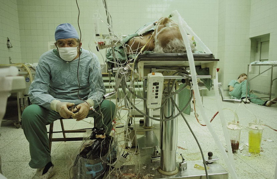 3) 漫长的23小时心脏移植手术成功后，助手非常疲惫而坐在角落 by James Stanfield_副本.jpg