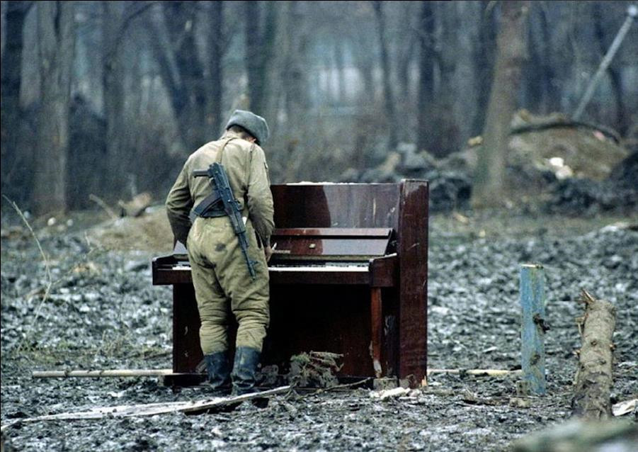 6) 在 1994 年，一名俄罗斯士兵于车臣弹奏一台废弃了的钢琴_副本.jpg
