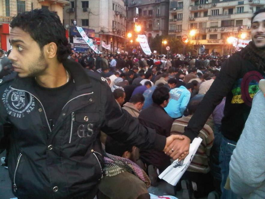 8) 在 2011 年埃及开罗的一场暴动中，基督徒手拉手保护着祈祷中的穆斯林_副本.jpg