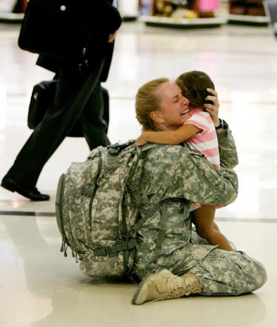 10)美国女兵 Terri Gurrola 在伊拉克服役 7 个月后回国与女儿团聚_副本.jpg