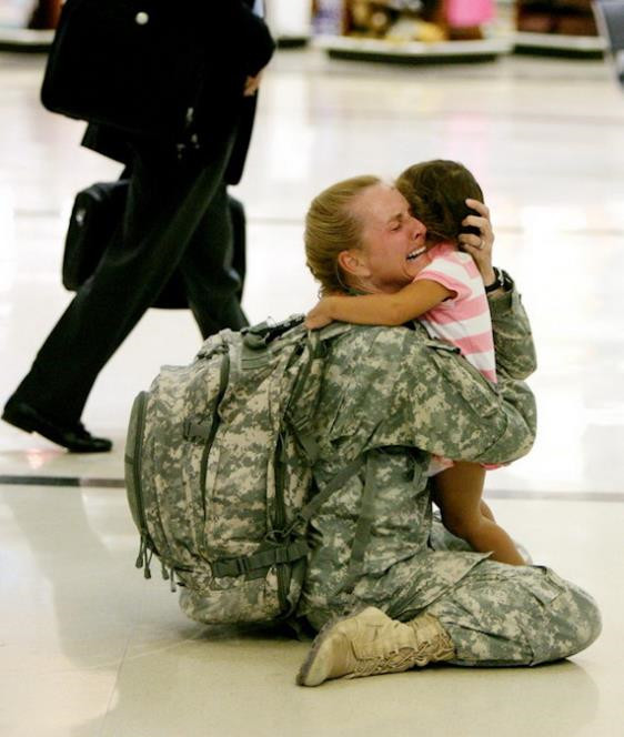 10)美国女兵 Terri Gurrola 在伊拉克服役 7 个月后回国与女儿团聚_副本.jpg