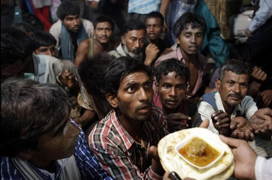 11)在印度新德里一间清真寺，一批流浪汉在等待开斋节前的食物派发_副本.jpg