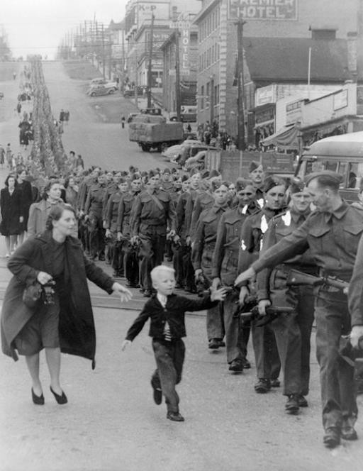20) 「Wait For Me Daddy」摄于1940年10月1日加拿大_副本.jpg