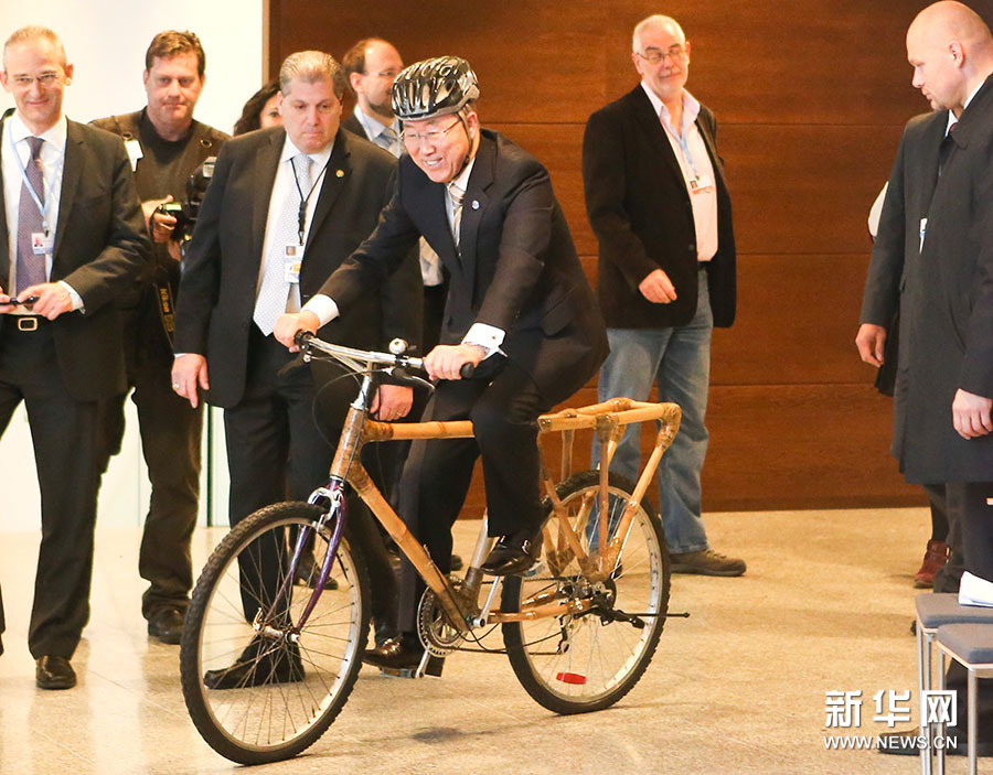 潘基文在气候大会上骑竹制自行车。摄影：Zhang Fan..jpg