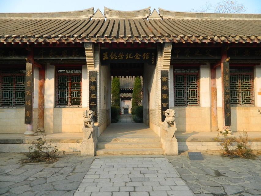 王懿荣故居石狮摆放于此.jpg