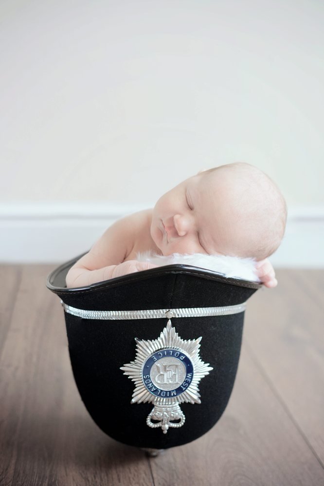 0.一名警察把他刚出生的女儿放在自己的头盔里，任其打鼾。宝贝好萌，爸爸好柔情。.jpg