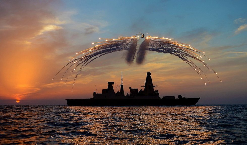 00.地中海上，英国皇家海军45型勇敢级导弹驱逐舰“龙”号上的山猫HMA 8型直升机正在驱.jpg