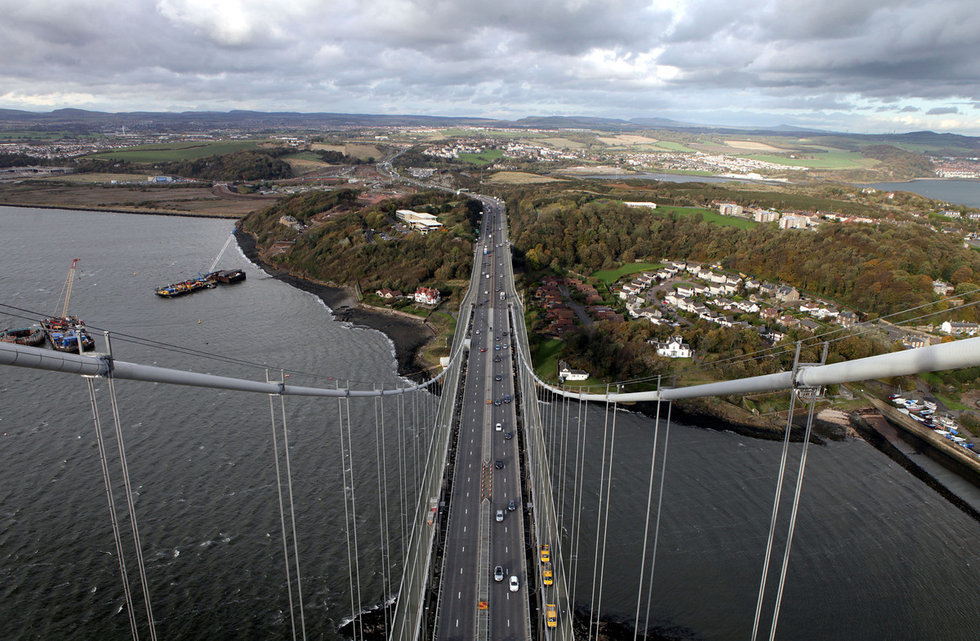 00.站在苏格兰爱丁堡悬索桥福斯公路桥最高点上俯瞰脚下壮观美景，游客也能购票一睹风.jpg