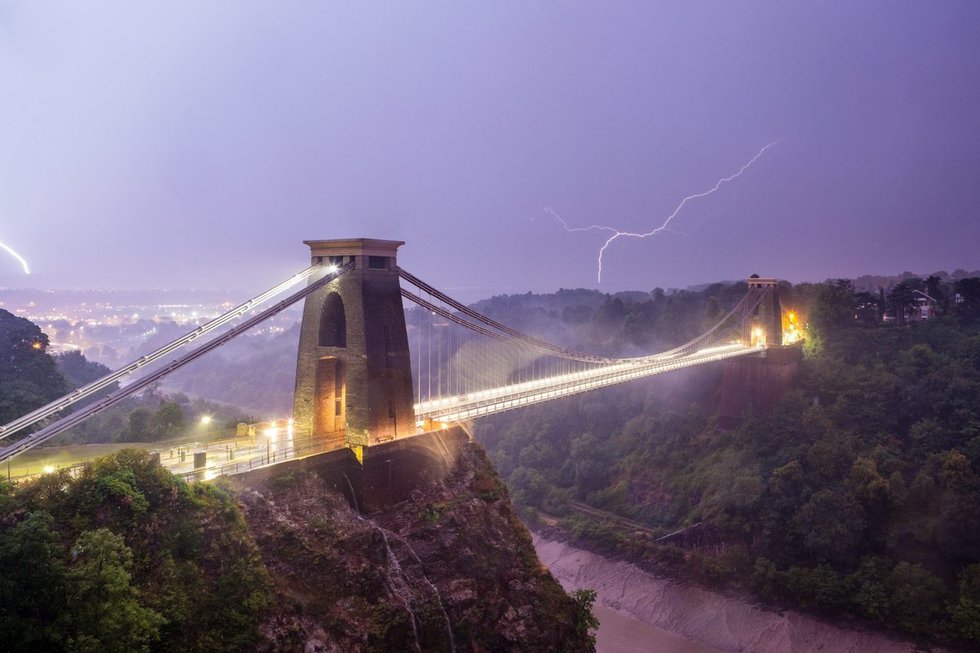000.英国克里斯顿吊桥，闪电划过英国上空。.jpg