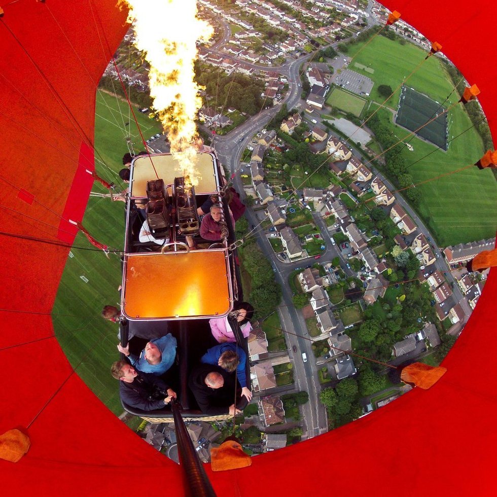 000.英国布里斯托尔国际热气球节，一只热气球正在升空。.jpg