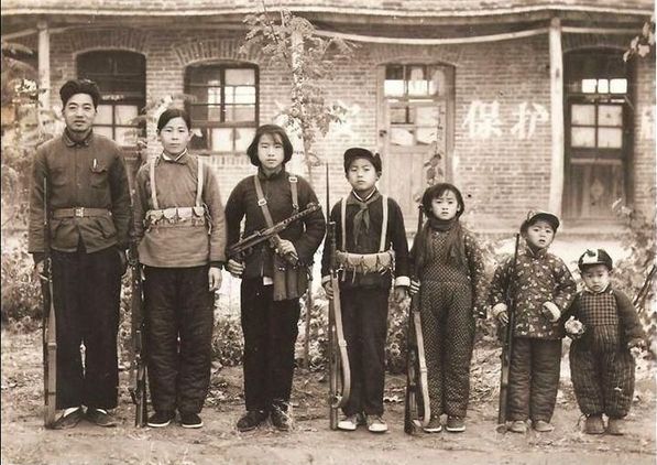 毛泽东时代一家七口皆民兵。.jpg