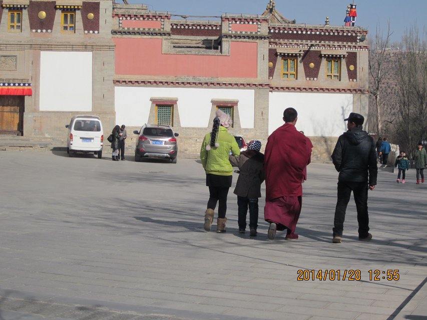年轻喇嘛和他的家人.jpg