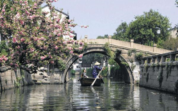 0.在苏州的平江路历史区，依然看得到小桥流水的古典画面，这幅场景与高楼林立的现代化.jpg