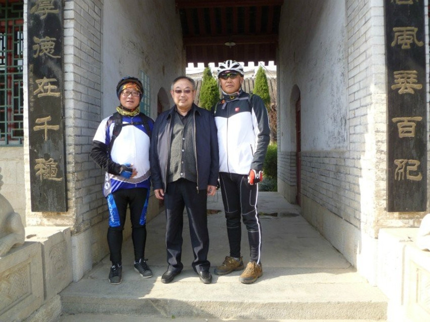 00.与王懿荣生平作者吕伟达合影_副本.jpg