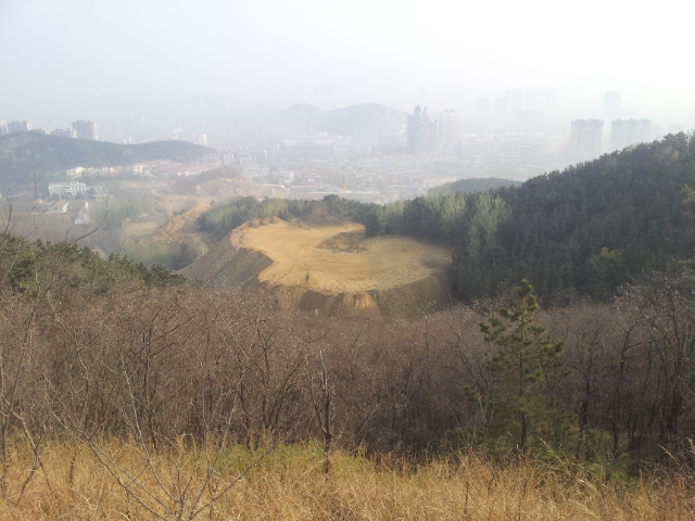 人定胜天,这块平地是填土形成的