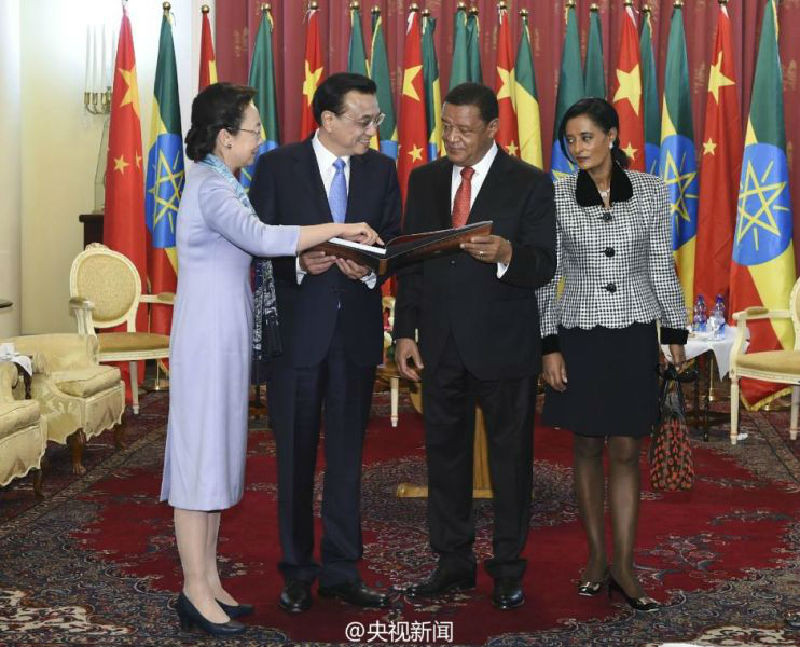 李克强总理与夫人程虹当地时间6日上午同埃塞总统穆拉图夫妇在国家宫会见。会见后，程.jpg