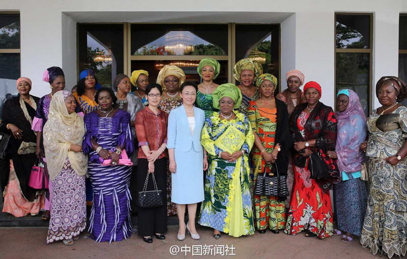 程虹与尼日利亚妇女代表合影。.jpg