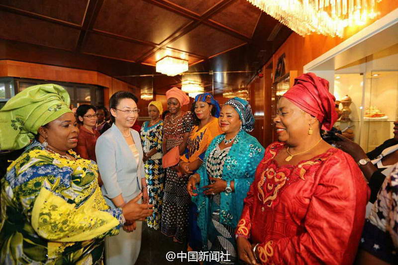 程虹与尼日利亚妇女代表座谈。.jpg