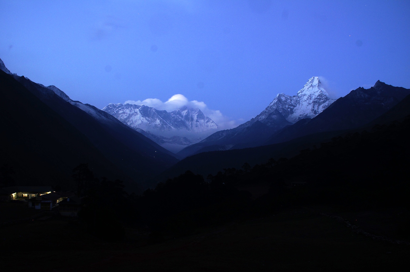 夜色中的阿玛达雪山
