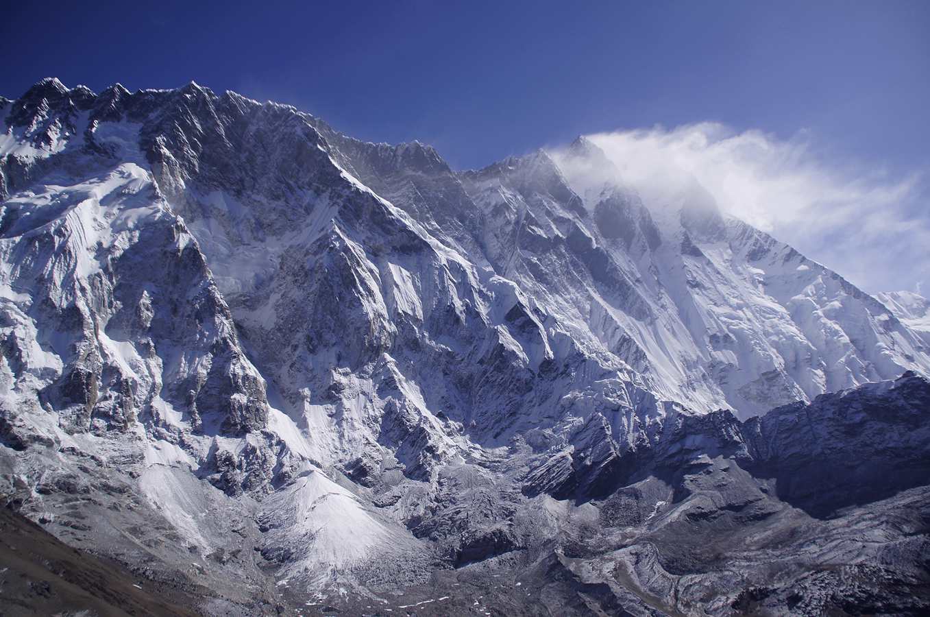 洛子峰巨大的雪壁