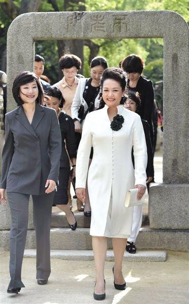 00.7月3日，韩国首尔，彭丽媛在韩国代理“第一夫人”赵允旋的陪同下参观位于首尔的韩.jpg