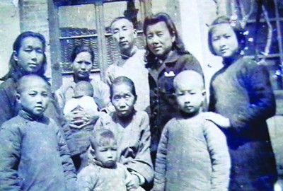 1944年张文荃（后排中）与家人在西沟街老宅。