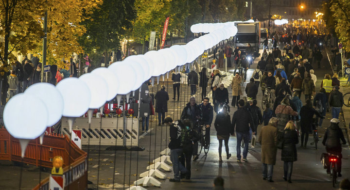 00.当地时间2014年11月7日，德国首都柏林沿着原柏林墙遗址设置了一条“灯光边界”，象.jpg