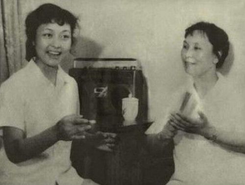 000.1980年，王音璇教授（右）在给彭丽媛上声乐课.jpg