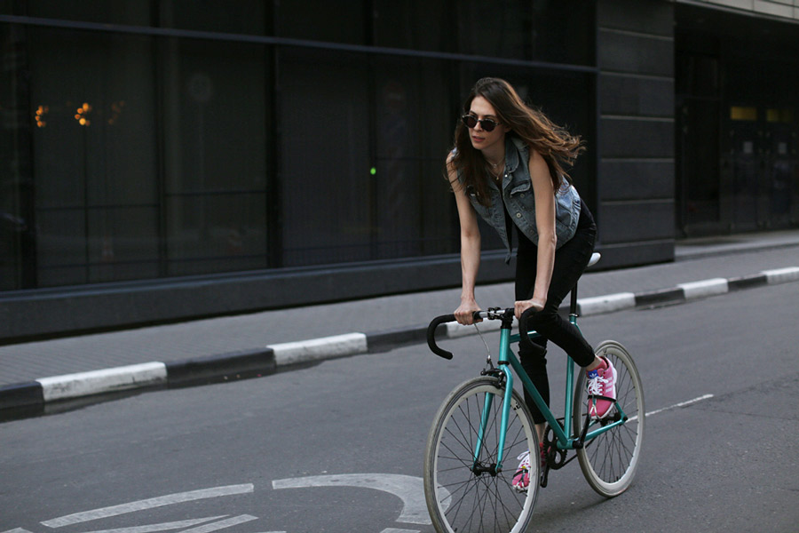 骑自行车的女人就是这么洒脱 2.jpg