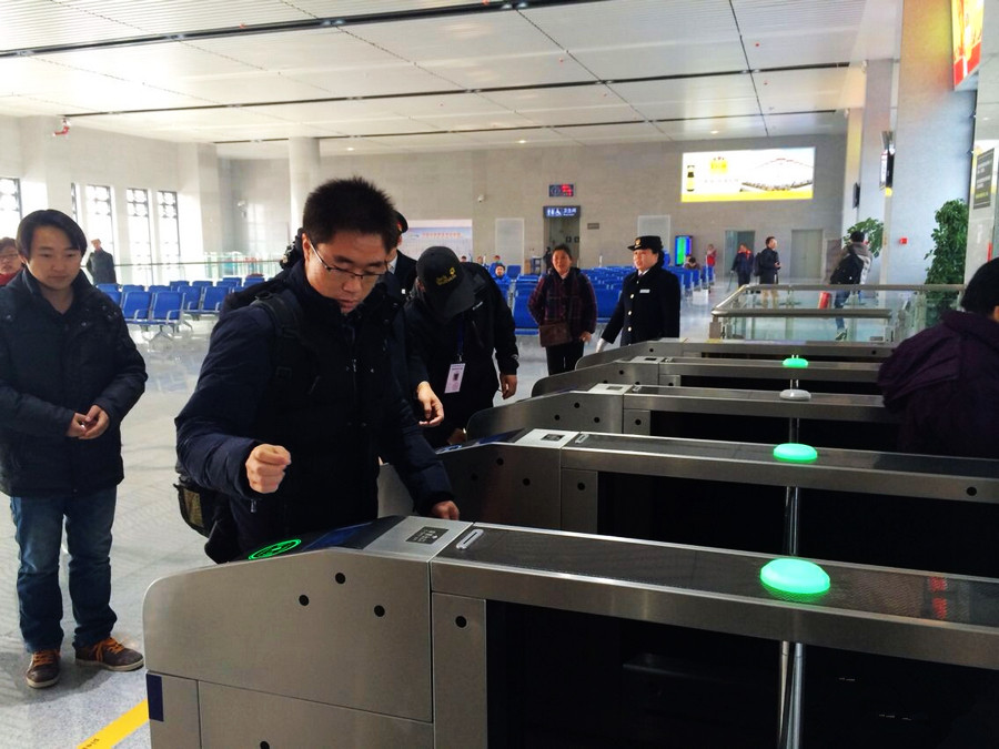 00.站务员薛丽娟.jpg