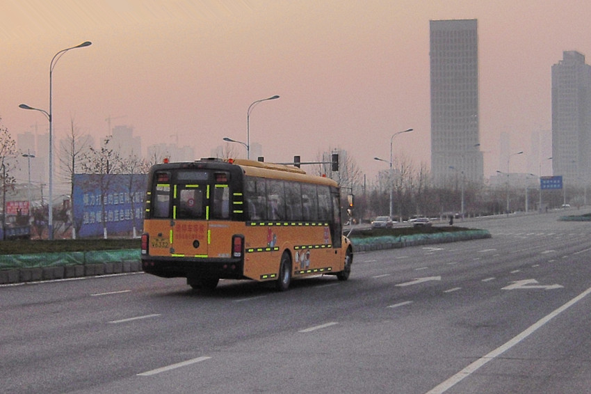 抓拍大鼻子校车 4.jpg