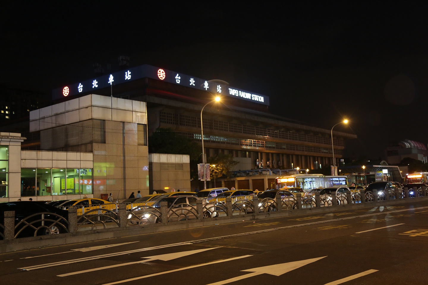 夜色中的台北车站