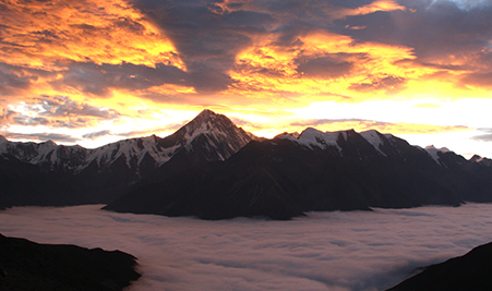 贡嘎山日照金山.jpg